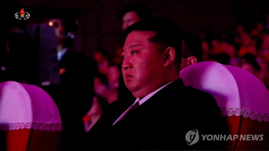 김정은, 러 파병군 활동 모습 상영되자 눈물 글썽 (서울=연합뉴스) 김정은 북한 국무위원장이 지난 29일 평양 4.25문화회관에서 방북 중인 올가 류비모바 러시아 문화부 장관이 참석한 가운데 열린 예술인 공연 중 무