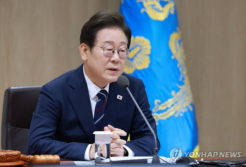 국무회의 발언하는 이재명 대통령
(서울=연합뉴스) 홍해인 기자 = 이재명 대통령이 1일 서울 용산 대통령실 청사에서 열린 국무회의에서 발언하고 있다. 2025.7.1 hihong@yna.co.kr