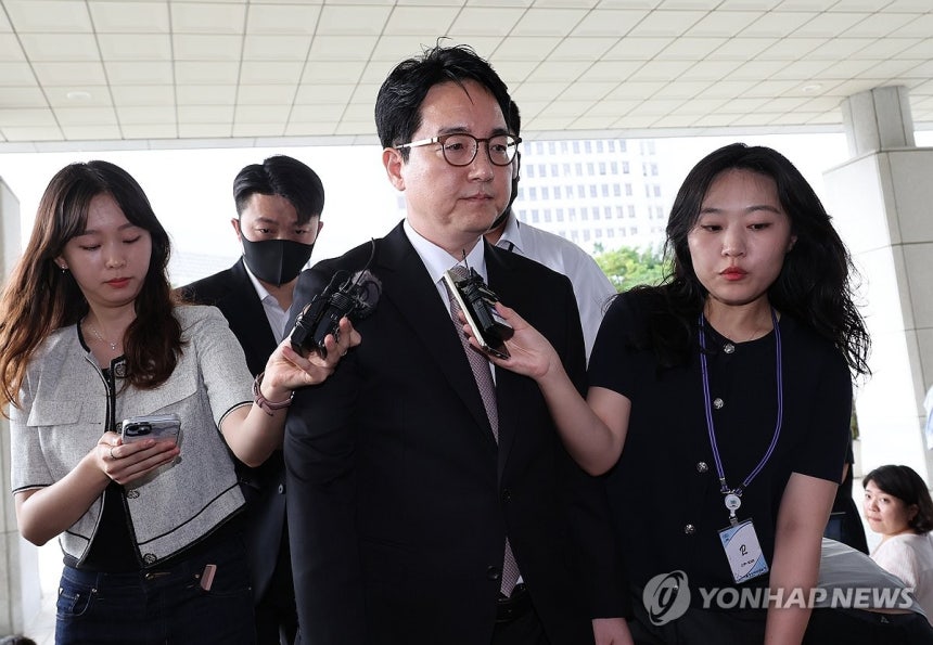 대검청사 들어서는 심우정
(서울=연합뉴스) 서명곤 기자 = 사의를 밝힌 심우정 검찰총장이 2일 오전 서울 서초구 대검찰청으로 출근하고 있다. 2025.7.2 seephoto@yna.co.kr
