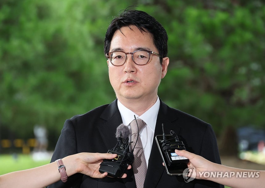 답변하는 심우정
(서울=연합뉴스) 서명곤 기자 = 사의를 밝힌 심우정 검찰총장이 2일 오전 서울 서초구 대검찰청으로 출근하며 취재진의 질문에 답하고 있다.  2025.7.2 seephoto@yna.co.kr