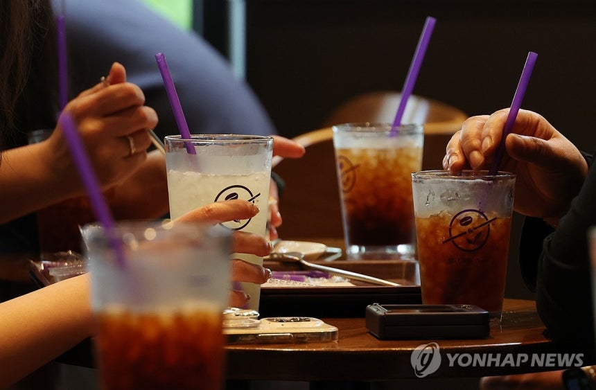 고물가에 부담되는 커피값
(서울=연합뉴스) 이진욱 기자 = 2일 통계청이 발표한 '6월 소비자물가동향'에 따르면 가공식품 물가는 지난해 같은 달보다 4.6% 올랐다. 가공식품 73개 품목 중에서 물가가 오른 것은 6