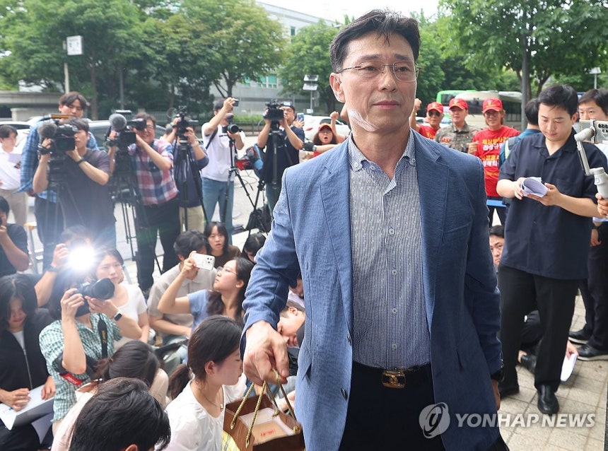 순직해병 특검 출석하는 임성근 전 사단장
(서울=연합뉴스) 김도훈 기자 = 임성근 전 해병대 1사단장이 2일 서울 서초구에 마련된 순직해병 특검 사무실로 출석하고 있다. 2025.7.2 superdoo82@yna.c