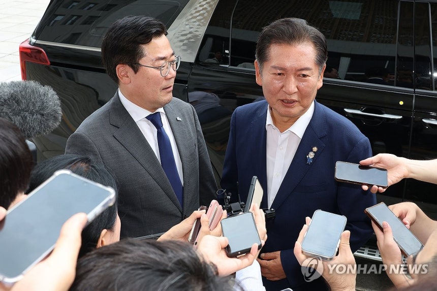 취재진에 둘러싸인 정청래·박찬대 당대표 후보
(서울=연합뉴스) 김주성 기자 = 더불어민주당 당대표 후보인 정청래(오른쪽)·박찬대 의원이 2일 서울 여의도 국회에서 열린 검찰개혁토론회에 참석한 뒤 나와 취재진에 둘러싸