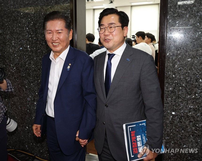손잡고 다니는 정청래·박찬대 당대표 후보
(서울=연합뉴스) 김주성 기자 = 더불어민주당 당대표 후보인 정청래(왼쪽)·박찬대 의원이 2일 서울 여의도 국회에서 열린 검찰개혁토론회에 참석한 뒤 손을 잡고서 나오고 있다.