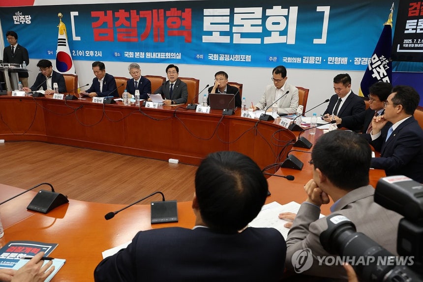 검찰개혁 의지 밝히는 박찬대 당대표 후보
(서울=연합뉴스) 김주성 기자 = 더불어민주당 당대표 후보인 박찬대 의원이 2일 서울 여의도 국회에서 열린 검찰개혁토론회에서 당대표 당선 이후 검찰개혁 추진 계획과 의지를 밝