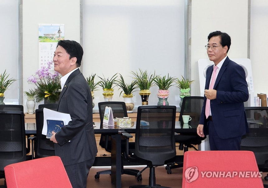 송언석 비상대책위원장과 안철수 의원
(서울=연합뉴스) 박동주 기자 = 국민의힘 송언석 비상대책위원장 겸 원내대표(오른쪽)와 국민의힘 혁신위원장으로 내정된 안철수 의원이 2일 오후 국회 본청 원내 대표실에서 비공개로 