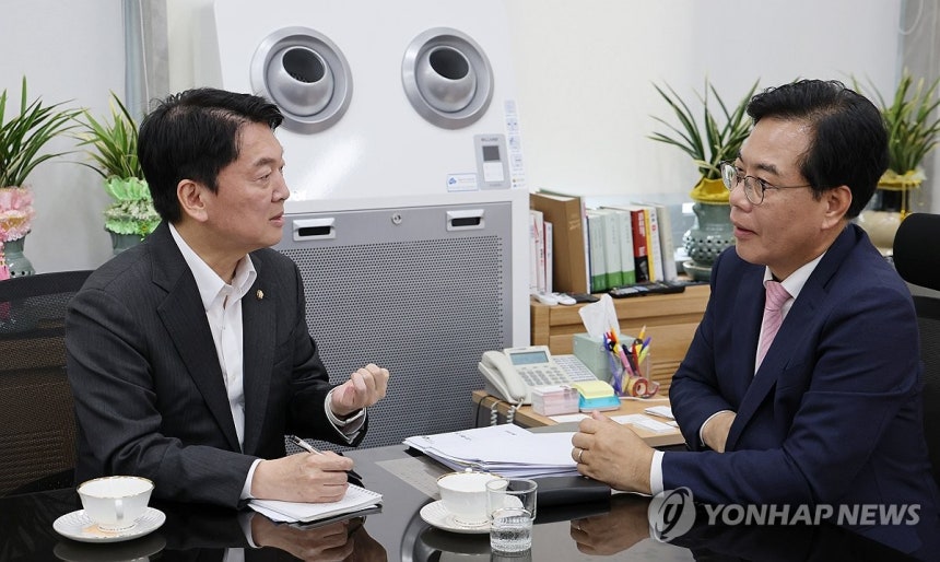 대화하는 송언석 비상대책위원장과 안철수 의원
(서울=연합뉴스) 박동주 기자 = 국민의힘 송언석 비상대책위원장 겸 원내대표(오른쪽)와 국민의힘 혁신위원장으로 내정된 안철수 의원이 2일 오후 국회 본청 원내 대표실에서 