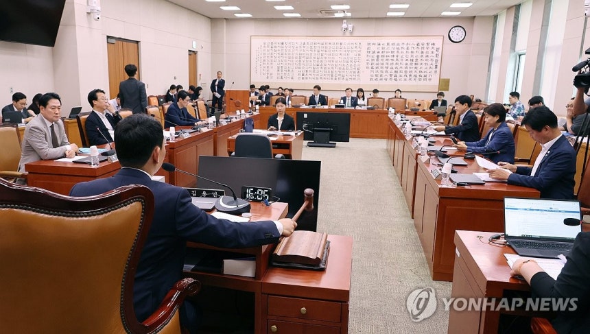여야, 상법개정안 처리 합의
(서울=연합뉴스) 김주성 기자 = 2일 서울 여의도 국회 법제사법위원회에서 여야의 상법개정안 처리 합의 이후 열린 법안심사제1소위원회의에서 더불어민주당 소속 김용민 소위원장이 안건을 상정