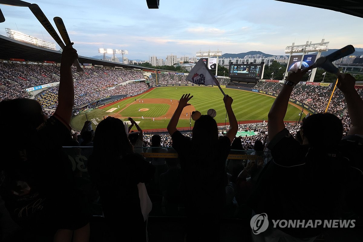 <b>프로야구 700만</b>명 <b>관중</b> 돌파 예정