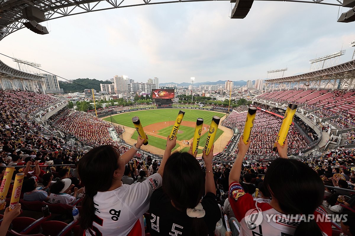 '흥행 태풍' <b>프로야구</b>, 역대 최초 전반기에 관중 700만명 돌파