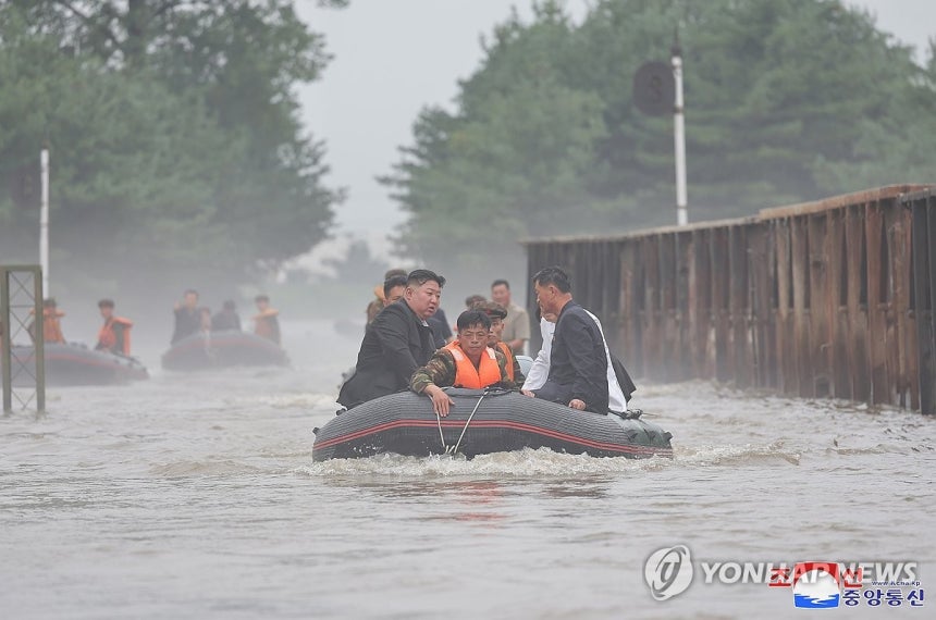 김정은, 구명조끼 착용 않고 침수지역 보트 시찰
(평양 조선중앙통신=연합뉴스) 김정은 북한 국무위원장이 구명조끼를 착용하지 않은 채 보트를 타고 신의주시 침수 지역을 시찰했다. 조선중앙통신이 31일 공개한 사진에서는