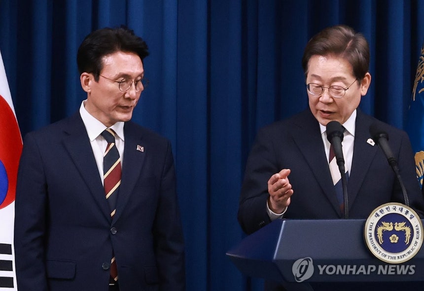 이재명 대통령, 김민석 국무총리 후보자 소개
(서울=연합뉴스) 홍해인 기자 = 이재명 대통령이 4일 서울 용산 대통령실 청사에서 열린 새 정부 첫 인사 발표에서 김민석 국무총리 후보자를 소개하고 있다. 2025.6.