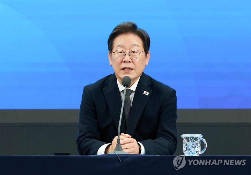 이재명 대통령
(광주=연합뉴스) 홍해인 기자 = 이재명 대통령이 25일 광주광역시 국립아시아문화전당에서 열린 '광주시민·전남도민 타운홀미팅'에 참석해 발언하고 있다. 2025.6.25 [대통령실통신사진기자단] hih