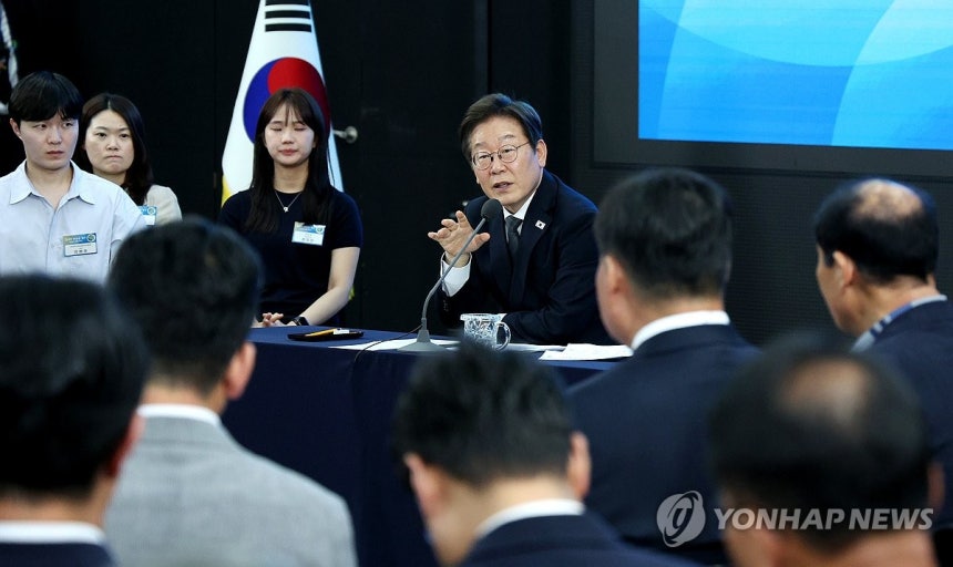 광주·전남 타운홀미팅에서 발언하는 이재명 대통령
(광주=연합뉴스) 홍해인 기자 = 이재명 대통령이 25일 광주광역시 국립아시아문화전당에서 '광주시민·전남도민 타운홀미팅'을 하며 발언하고 있다. 2025.6.25 [대