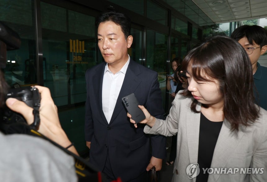 내란특검 출석하는 김성훈 전 경호처 차장
(서울=연합뉴스) 김인철 기자 = 김성훈 전 대통령경호처 차장이 3일 내란특검 조사를 받기 위해 서초구 서울고검으로 들어서고 있다. 2025.7.3 yatoya@yna.co.