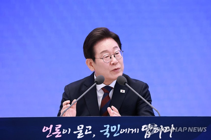 이재명 대통령, 취임 30일 기자회견
(서울=연합뉴스) 홍해인 기자 = 이재명 대통령이 3일 청와대 영빈관에서 열린 '대통령의 30일, 언론이 묻고 국민에게 답하다' 기자회견에서 발언하고 있다.  2025.7.3 h