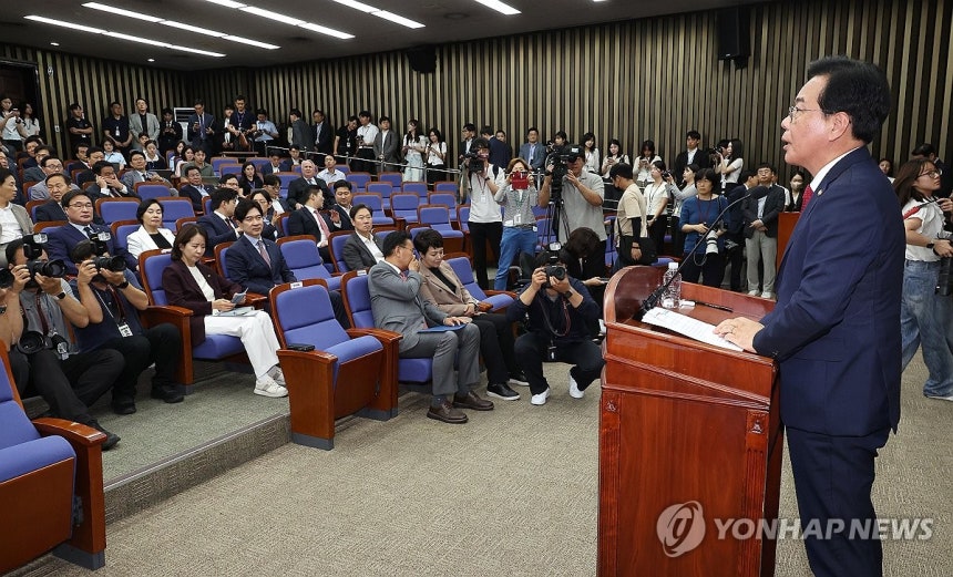 발언하는 송언석 비대위원장 겸 원내대표
(서울=연합뉴스) 김주형 기자 = 국민의힘 송언석 비상대책위원장 겸 원내대표가 3일 국회에서 열린 의원총회에서 발언하고 있다. 2025.7.3 kjhpress@yna.co.kr