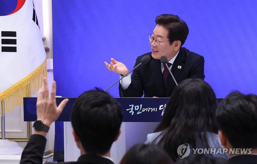 이재명 대통령, 취임 30일 기자회견
(서울=연합뉴스) 한상균 기자 = 이재명 대통령이 3일 청와대 영빈관에서 '대통령의 30일, 언론이 묻고 국민에게 답하다' 기자회견을 하고 있다. 2025.7.3 xyz@yna.