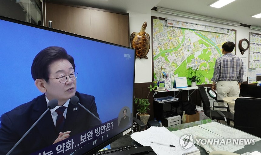 부동산중개업소에 방송되는 이재명 대통령 기자회견
(서울=연합뉴스) 이진욱 기자 = 3일 서울 강남구 한 부동산중개업소에서 이재명 대통령의 첫 기자회견 방송이 나오고 있다. 2025.7.3 cityboy@yna.co.