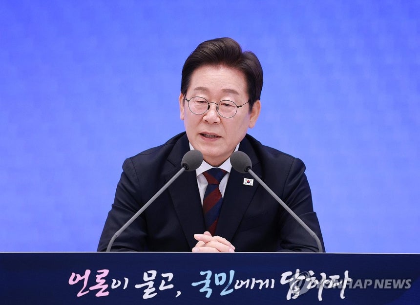 이재명 대통령, 취임 30일 기자회견
(서울=연합뉴스) 한상균 기자 = 이재명 대통령이 3일 청와대 영빈관에서 '대통령의 30일, 언론이 묻고 국민에게 답하다' 기자회견을 하고 있다. 2025.7.3 [대통령실통신사