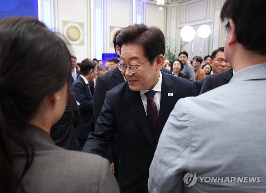 기자단과 인사하는 이재명 대통령
(서울=연합뉴스) 한상균 기자 = 이재명 대통령이 3일 청와대 영빈관에서 '대통령의 30일, 언론이 묻고 국민에게 답하다' 기자회견을 마친 뒤 퇴장하며 기자단과 인사하고 있다. 202