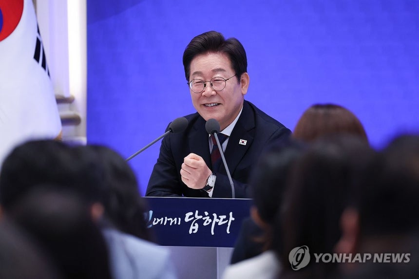 이재명 대통령, 취임 30일 기자회견
(서울=연합뉴스) 한상균 기자 = 이재명 대통령이 3일 청와대 영빈관에서 열린 '대통령의 30일, 언론이 묻고 국민에게 답하다' 기자회견에서 발언하고 있다. 2025.7.3 xy