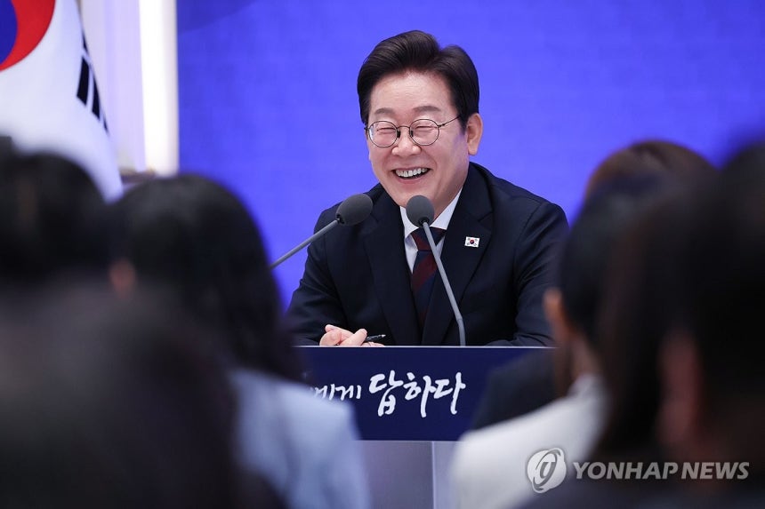 이재명 대통령, 취임 30일 기자회견
(서울=연합뉴스) 한상균 기자 = 이재명 대통령이 3일 청와대 영빈관에서 열린 '대통령의 30일, 언론이 묻고 국민에게 답하다' 기자회견에서 발언하고 있다. 2025.7.3 xy