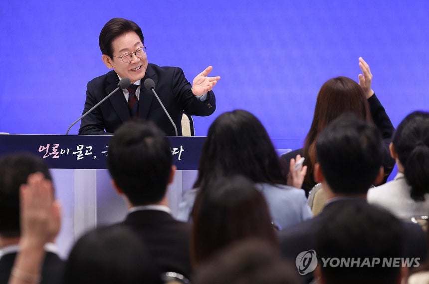 이재명 대통령, 취임 30일 회견
(서울=연합뉴스) 한상균 기자 = 이재명 대통령이 3일 청와대 영빈관에서 열린 '대통령의 30일, 언론이 묻고 국민에게 답하다' 기자회견에서 질문자를 지정하고 있다. 2025.7.3
