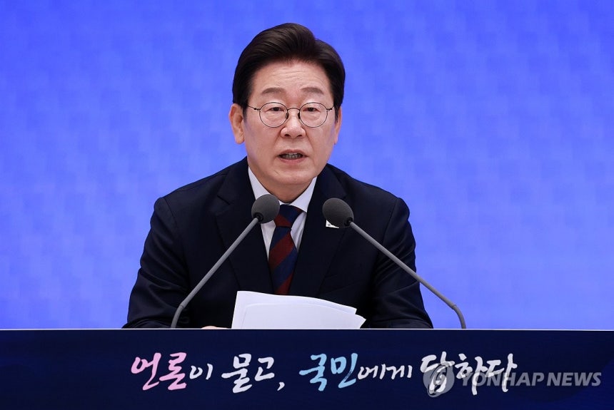 발언하는 이재명 대통령
(서울=연합뉴스) 한상균 기자 = 이재명 대통령이 3일 청와대 영빈관에서 열린 '대통령의 30일, 언론이 묻고 국민에게 답하다' 기자회견에서 발언하고 있다. 2025.7.3 [대통령통신사진기자