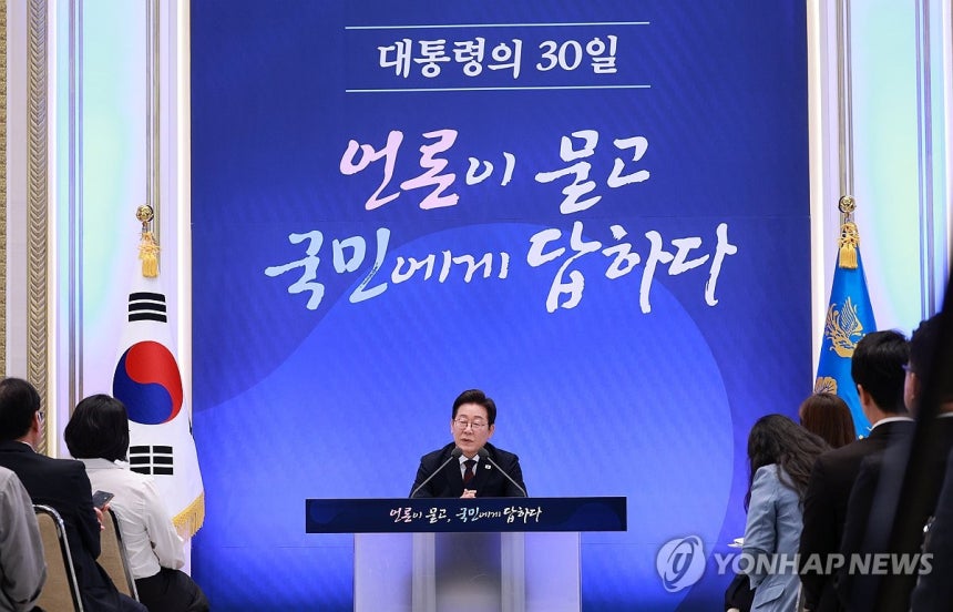 발언하는 이재명 대통령
(서울=연합뉴스) 한상균 기자 = 이재명 대통령이 3일 청와대 영빈관에서 열린 '대통령의 30일, 언론이 묻고 국민에게 답하다' 기자회견에서 발언하고 있다. 2025.7.3 [대통령통신사진기자