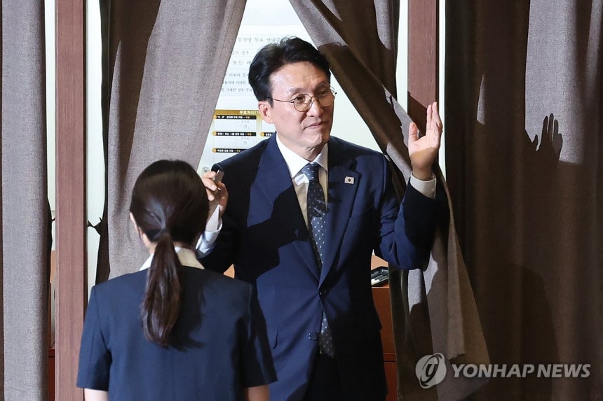 본인 임명동의안 투표 마친 김민석 국무총리 후보자
(서울=연합뉴스) 김주성 기자 = 김민석 총리 후보자가 3일 국회 본회의에서 본인의 임명동의안에 대한 투표를 마치고 기표소에서 나오고 있다. 2025.7.3 utzz