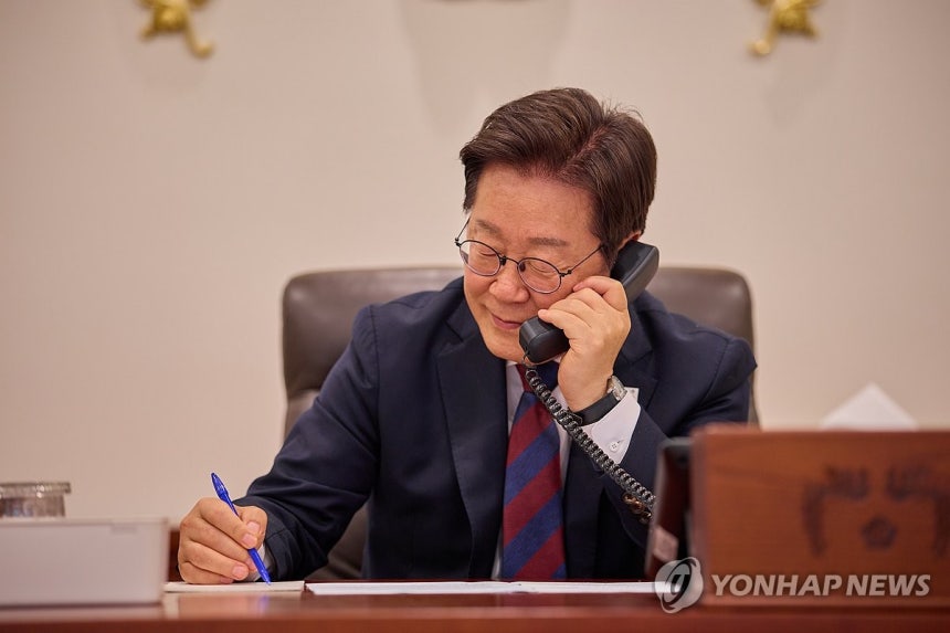 이재명 대통령, 나토 사무총장과 전화 통화
(서울=연합뉴스) 이재명 대통령이 3일 서울 용산 대통령실 청사에서 마르크 뤼터 북대서양조약기구(NATO·나토) 사무총장과 전화 통화를 하고 있다. 2025.7.3 [대통령