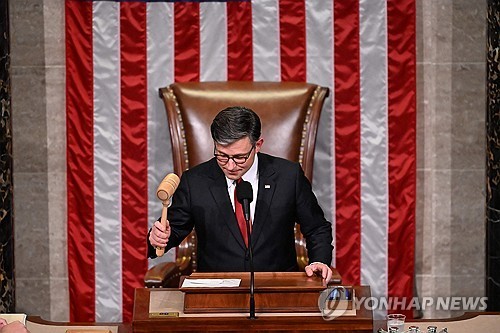 트럼프 감세법안 통과 선언하는 마이크 존슨 미 연방 하원의장
[워싱턴 AFP=연합뉴스. 재판매 및 DB 금지]