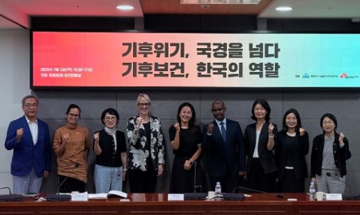 국경없는의사회 '기후위기' 포럼
(서울=연합뉴스) 지난 3일 국회 의원회관에서 열린 '기후위기, 국경을 넘다' 포럼에서 주최 측 관계자와 주제 발표자, 토론자들이 기념 촬영을 하고 있다. [국경없는의사회 제공]