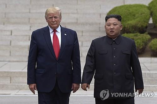 트럼프 대통령과 김정은 국무위원장이 2019년 6월 판문점에서 만난 모습 
[AP=연합뉴스 자료사진. 재판매 및 DB금지]