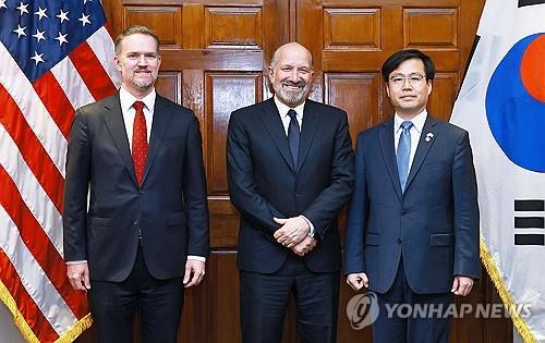 미국 상무부 장관과 미국무역대표부 만난 여한구 통상교섭본부장
[연합뉴스 자료사진] 여한구 통상교섭본부장이 지난 6월 23일(현지시간) 미국 워싱턴 DC 상무부 회의실에서 제이미슨 그리어 미국 무역대표부 대표(왼쪽부터