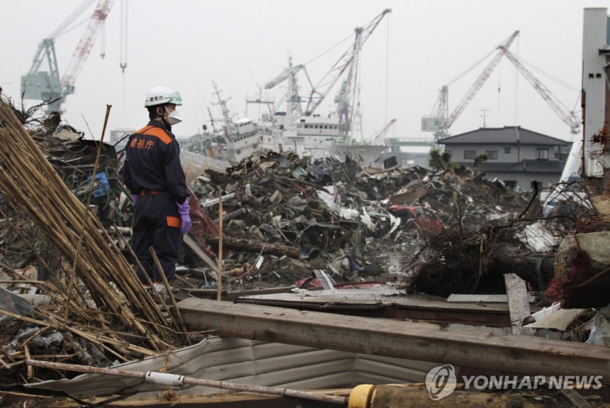 동일본 대지진 현장 수습하는 일본 경찰
[EPA 연합뉴스 자료사진. 재판매 및 DB 금지]