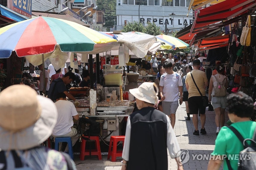 전국민 지원금 소비창출 효과 20∼40%"…내수에 단비될까
(서울=연합뉴스) 류효림 기자 = 22일 서울 남대문시장에서 시민들과 관광객들이 상점을 둘러보고 있다. 정부가 2차 추가경정예산안으로 전 국민에게 15∼50
