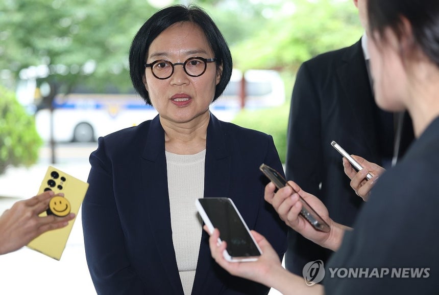 질문에 답변하는 한성숙 중기부장관 후보자
(서울=연합뉴스) 김성민 기자 = 한성숙 중소벤처기업부 장관 후보자가 26일 서울 영등포구 중소기업기술정보진흥원 수도권평가실에 마련된 인사청문회 준비 사무실로 출근하며 취재진