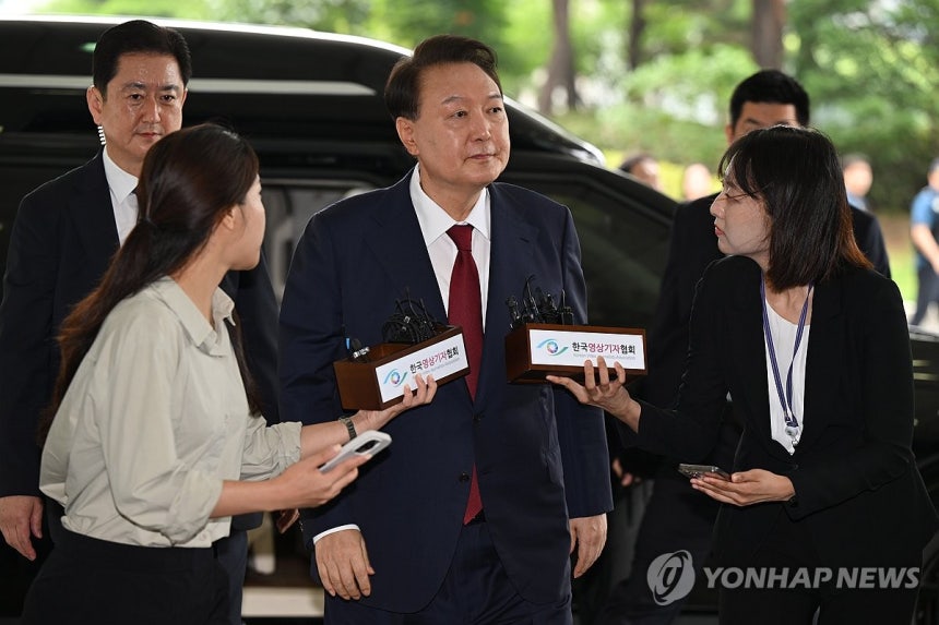 윤석열 전 대통령 고검 현관으로 출석
(서울=연합뉴스) 서명곤 기자 = 윤석열 전 대통령이 지난달 28일 피의자 신분으로 내란특검 조사를 받기 위해 서울 서초구 서울고검 청사로 출석하고 있다. 2025.6.28 [공
