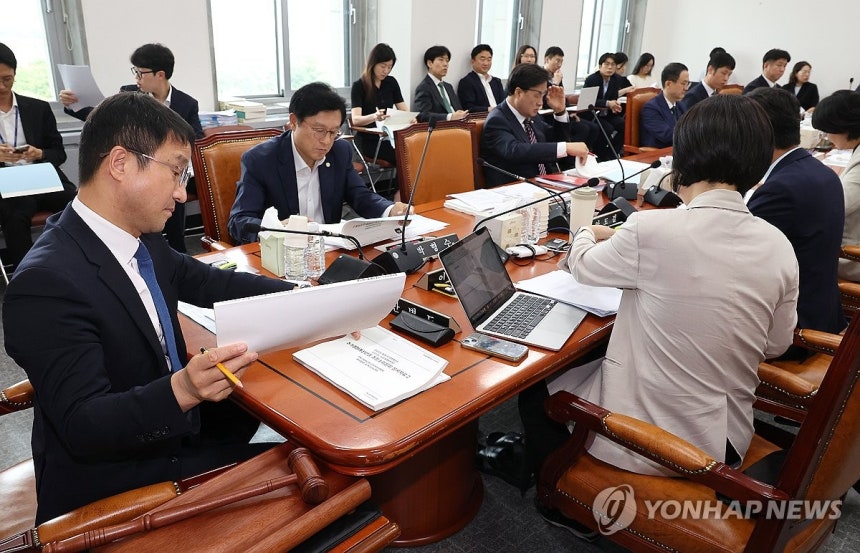 추가 경정 조정소위 주재하는 한병도 위원장
(서울=연합뉴스) 김주형 기자 = 지난 2일 국회에서 열린 예산결산특별위원회의 2025년도 제2회 추가경정예산안 등 조정소위원회가 더불어민주당 소속 한병도 위원장의 주재로 