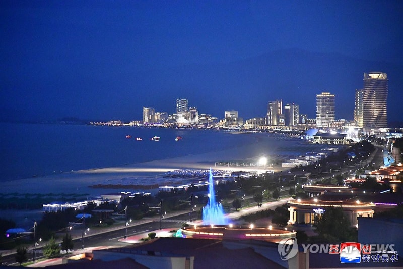 "북한 <b>원산갈마</b><b>지구</b> 대형호텔 17곳 중 6곳만 완공된 듯"