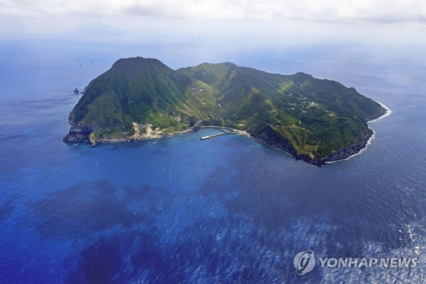 지진 잇따르는 일본 도카라 열도
(도쿄 교도=연합뉴스) 일본 규슈 가고시마현 도카라 열도에서 지난달 하순 이후 발생한 소규모 지진이 지난 3일 1천 회를 넘었다고 일본 언론이 보도했다. 사진은 도카라 열도의 섬인 아