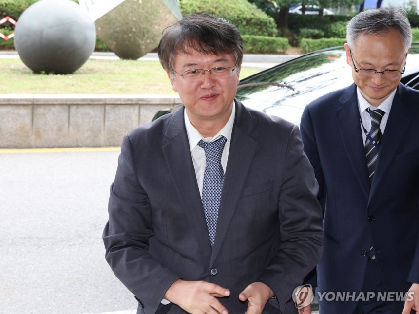 첫 출근하는 김태훈 서울남부지검장
(서울=연합뉴스) 이진욱 기자 = 김태훈 신임 서울남부지검장이 4일 서울 양천구 서울남부지방검찰청으로 출근하고 있다. 2025.7.4 cityboy@yna.co.kr