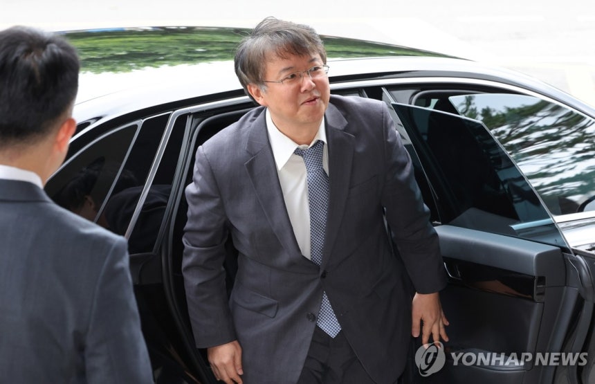 첫 출근하는 김태훈 서울남부지검장
(서울=연합뉴스) 이진욱 기자 = 김태훈 신임 서울남부지검장이 4일 서울 양천구 서울남부지방검찰청으로 출근하고 있다. 2025.7.4 cityboy@yna.co.kr