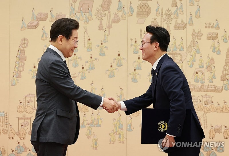 李대통령, <b>김민석 국무총리</b>에 임명장…"잘 부탁드린다"