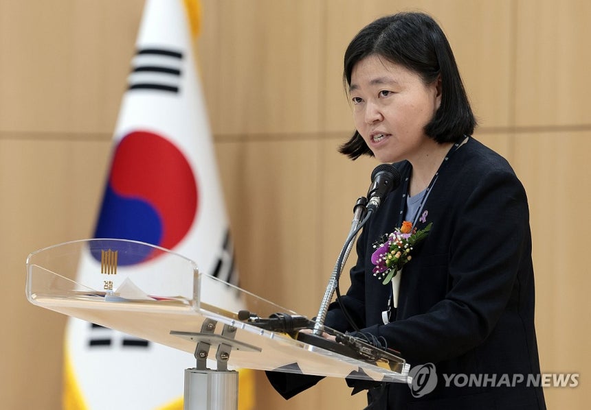 취임사 하는 임은정 신임 동부지검장
(서울=연합뉴스) 김인철 기자 = 임은정 신임 서울동부지검장이 4일 서울 송파구 서울동부지방검찰청에서 열린 취임식에서 취임사를 하고 있다. 2025.7.4 yatoya@yna.co