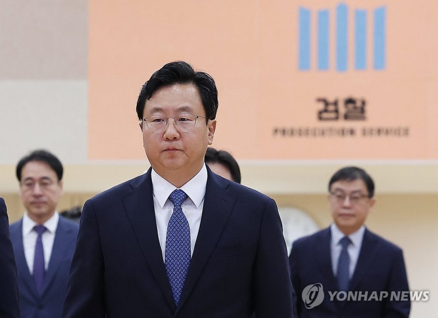 취임식장 들어서는 정진우 신임 중앙지검장
(서울=연합뉴스) 김성민 기자 = 정진우 신임 서울중앙지검장이 4일 서울 서초구 서울중앙지방검찰청 누리홀에서 열린 취임식에 들어서고 있다. 2025.7.4 ksm7976@yn