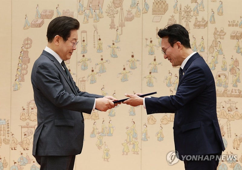 <b>이재명 대통령</b>, 국무총리 <b>임명장 수여</b>