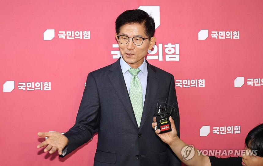 질문에 답변하는 김문수 전 대선 후보
(서울=연합뉴스) 김주형 기자 = 국민의힘 김문수 전 대선 후보가 4일 국회를 방문, 송언석 비상대책위원장 겸 원내대표와 만난 뒤 나와 취재진의 질문에 답변하고 있다. 2025.